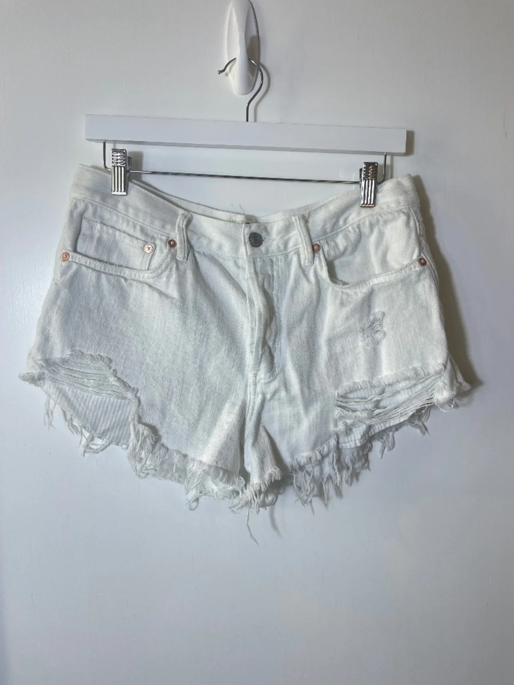 FP We The Free Loving Good Vibrations White Denim Cut Off Distressed Short Sz 28